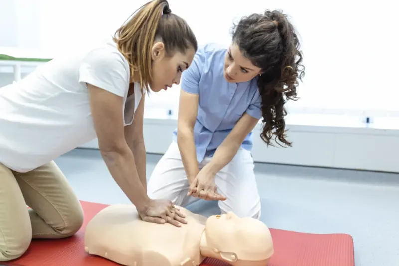 Eğitmen eşliğinde kalp masajı uygulaması